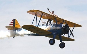 wingwalker 托德格林在约翰摩尔的飞机上向人民挥手