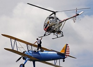 wingwalker_2 格林试图在表演期间展示移身到另一架直升机的表演。
