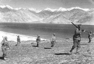 印度人看1962年中印战争:中印战争期间印度士兵正在行军 印度人看1962年中印战争:中印战争期间印度士兵正在行军