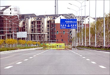 鄂尔多斯“鬼城”一条废弃街道 鄂尔多斯“鬼城”一条废弃街道