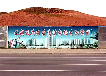 鄂尔多斯康巴什区的一个广告牌 鄂尔多斯康巴什区的一个广告牌