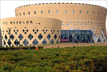 园丁在鄂尔多斯大剧院前休息 园丁在鄂尔多斯大剧院前休息