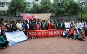 印度青年代表团在西安交通大学合影留念 印度青年代表团在西安交通大学合影留念