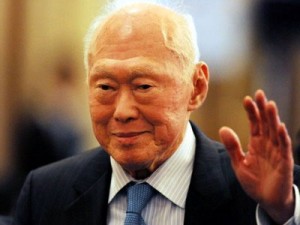 印度人在中国上海旅游:新加坡前总理李光耀(Lee Kuan Yew)评论中国和印度 印度人到中国上海旅游:新加坡前总理李光耀(Lee Kuan Yew)评论中国和印度