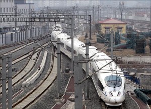 印度人眼中的中国经济:一列CRH3动车进入北京南站 印度人眼中的中国经济:一列CRH3动车进入北京南站