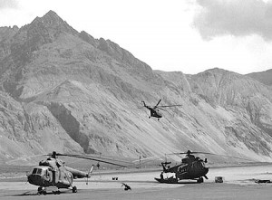 印度空军在锡亚琴冰川(Siachen Glacier)大量使用直升机空投物资 印度空军在锡亚琴冰川(Siachen Glacier)大量使用直升机空投物资