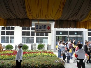 印度人在舟山:中式英语,应为“This Way Please” 印度人在舟山:中式英语,应为“This Way Please”