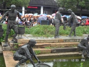 在中国工作的印度人Navneet在乌镇旅游 在中国工作的印度人Navneet:乌镇的雕塑