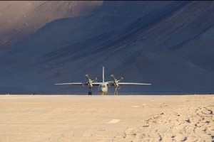 印度空军的AN-32运输机降落在达拉克的诺玛机场(Nyoma airstrip) 印度空军的AN-32运输机降落在达拉克的诺玛机场(Nyoma airstrip)