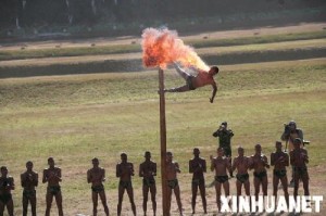2007年12月21日,“携手-2007”中印陆军联合反恐训练在中国昆明举行。这是印度参训部队官兵演练软杆操。 印度士兵