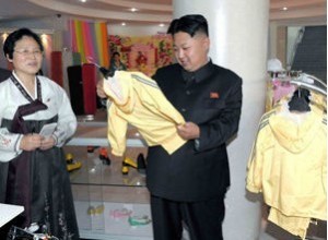 当地时间7月3日公布图片,朝鲜平壤,朝鲜最高领导人金正恩视察平壤袜厂 当地时间7月3日公布图片,朝鲜平壤,朝鲜最高领导人金正恩视察平壤袜厂