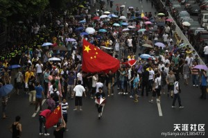 反日游行 深圳反日游行,日本车被砸,日本人登上了钓鱼岛,中国人掀翻了日本车