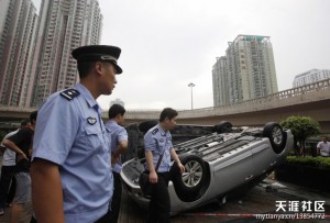 日本车被砸 日本人登上了钓鱼岛,中国人掀翻了日本车