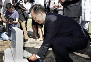 中国总理凭吊我援坦专家公墓 中国总理凭吊我援坦专家公墓