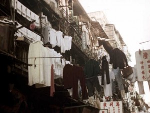 1972年的香港:街道上晒衣绳的使用很普遍 1972年的香港:街道上晒衣绳的使用很普遍