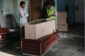 印度首次进口170具中国棺木,按当地传统定制 印度从中国进口的棺材是用桐木制成的。这种木材很环保,坚硬,又可以在一周内降解。