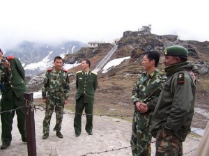 中印两军士兵 中印两军隔着铁丝网握手