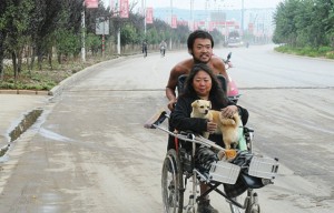 赤子推母徒步百日圆梦 26岁的小伙樊蒙徒步3500公里把母亲寇敏君一路从北京推到云南省西双版纳