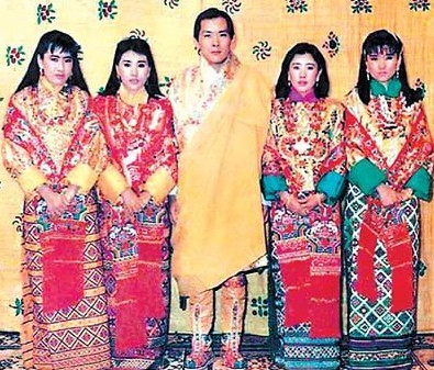 不丹国王旺楚克与他的四个妃子