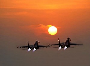 夕阳下的中国战机编队