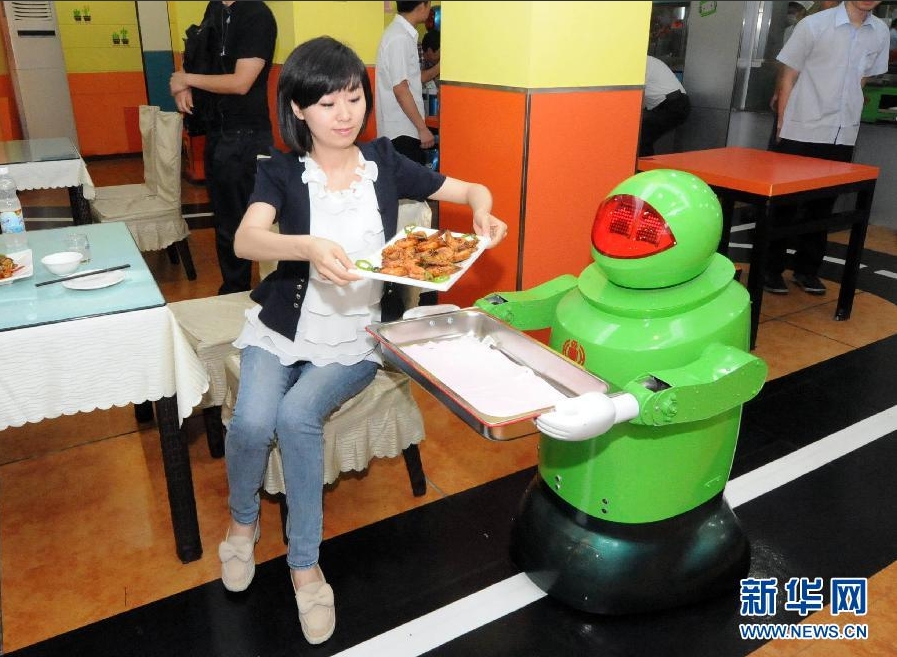 哈尔滨机器人餐厅:机器人为客人送菜 机器人为客人送菜