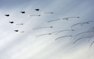 Chinese fighter jets take part in an international fleet review to celebrate the 60th anniversary of the founding of the People's Liberation Army Navy in Qingdao, Shandong province 中国歼击机在山东青岛参与国际阅兵式,庆祝人民解放军海军建立60周年。