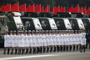 在一场阅兵式中,人民解放军女战士正在齐步前进 在一场阅兵式中,人民解放军女战士正在齐步前进