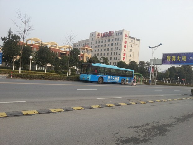6 当地的一个公交车站