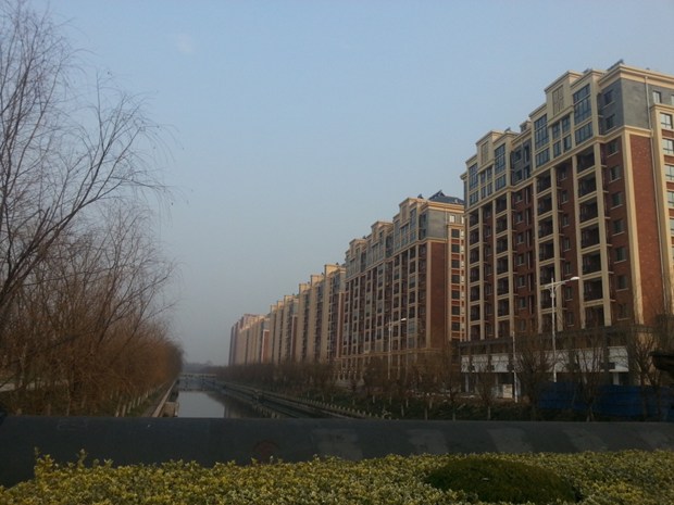 8 一个住宅区外的一条水道