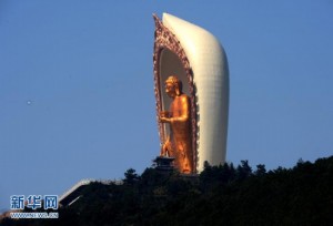 3月6日拍摄的完成贴金工程的江西星子东林大佛铜像。 造价10亿元的世界最高阿弥陀佛铜像在九江东林寺揭幕