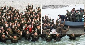 金正恩乘船视察海岛部队 战士欢呼“跳海”迎接