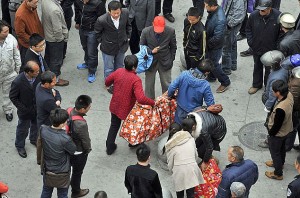 中国父母负担不起灵车费用,试图用长途客车运送女儿尸体回家 中国父母负担不起灵车费用,试图用长途客车运送女儿尸体回家